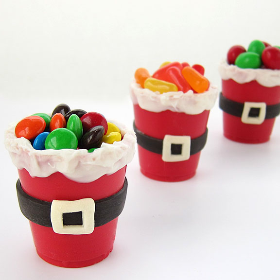 White-chocolate-Santa-Suite-Candy-Cups-for-Christmas-holiday-crafts-for-kids-edible-crafts-for-Christmas-handmade-chocolate